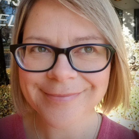 Amy 🌼Posh Ambassador! - Picture 1 of 2